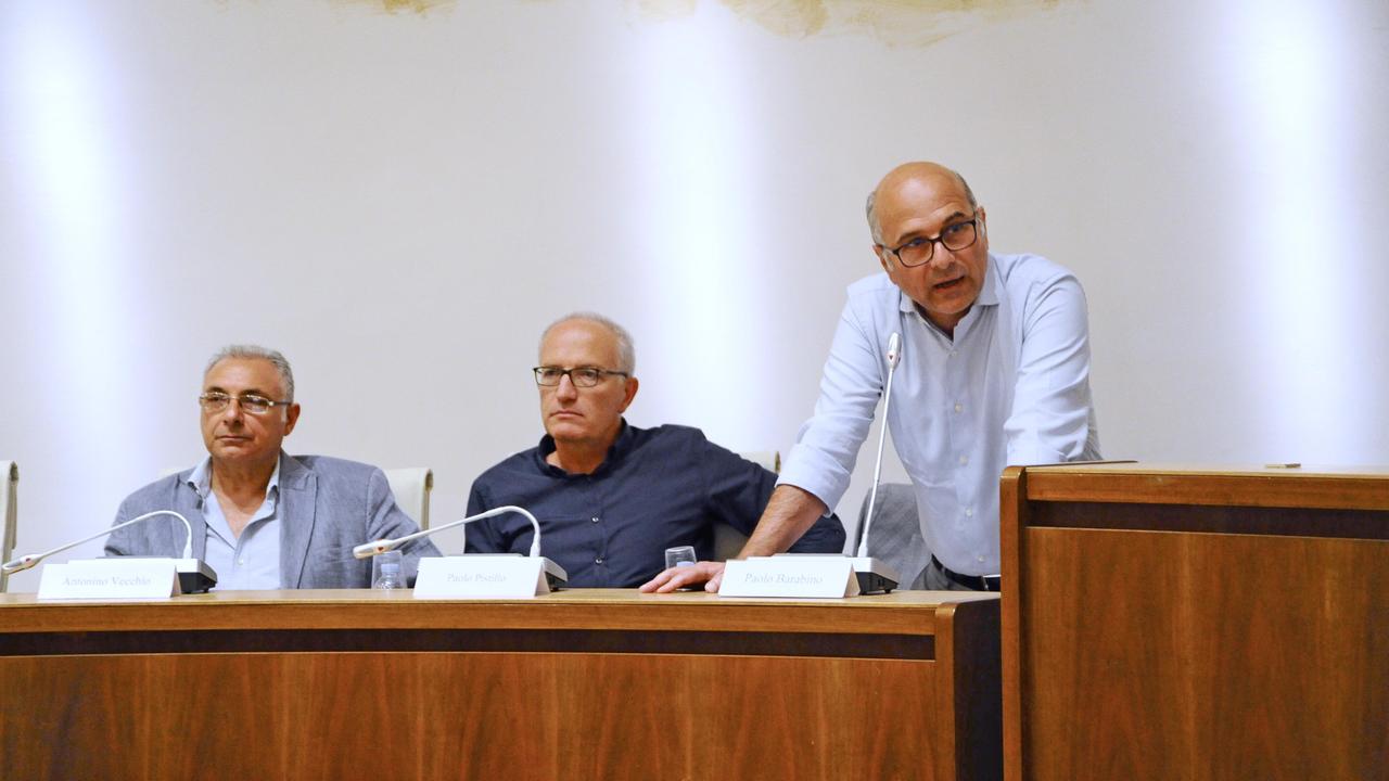 Barabino mentre annuncia la scelta delle opposizioni di lasciare l'aula (foto Michele Falorni/Silvi)