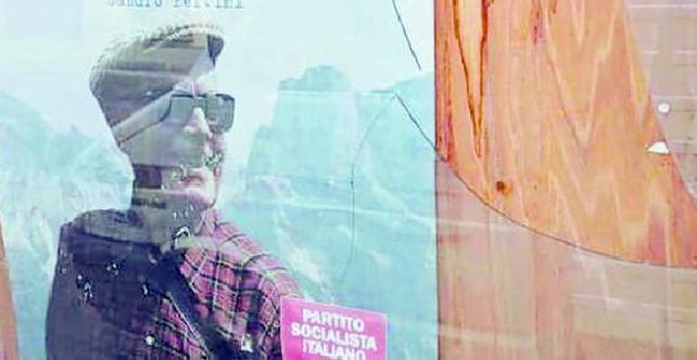 Il vetro rotto della bacheca dei Socialisti che è stata presa di mira dopo la cerimonia