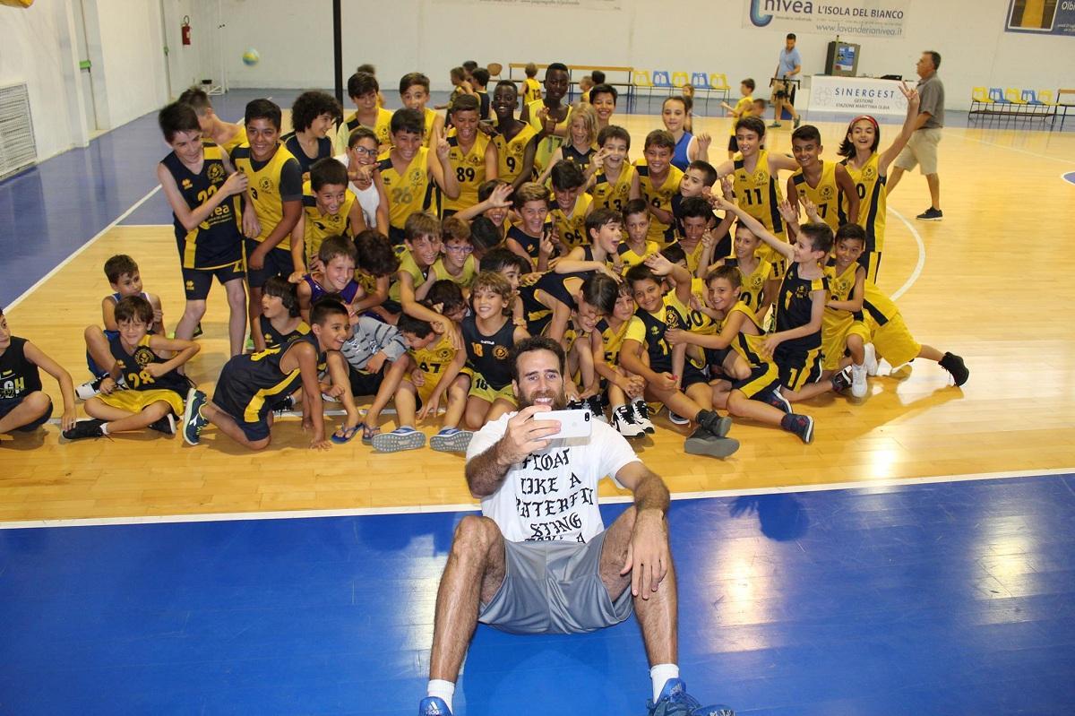 Gigi Datome e i bambini della Santa Croce