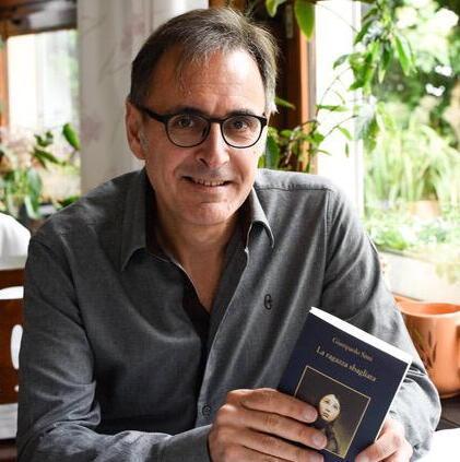 Giampaolo Simi con in mano "La ragazza sbagliata" (foto Sabrina Montiglia)