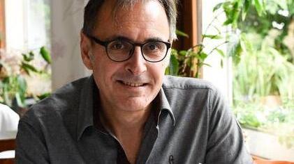 Giampaolo Simi con in mano "La ragazza sbagliata" (foto Sabrina Montiglia)