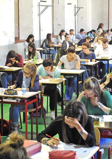 Rischio bocciatura per chi usa il cellulare all’esame di maturità 