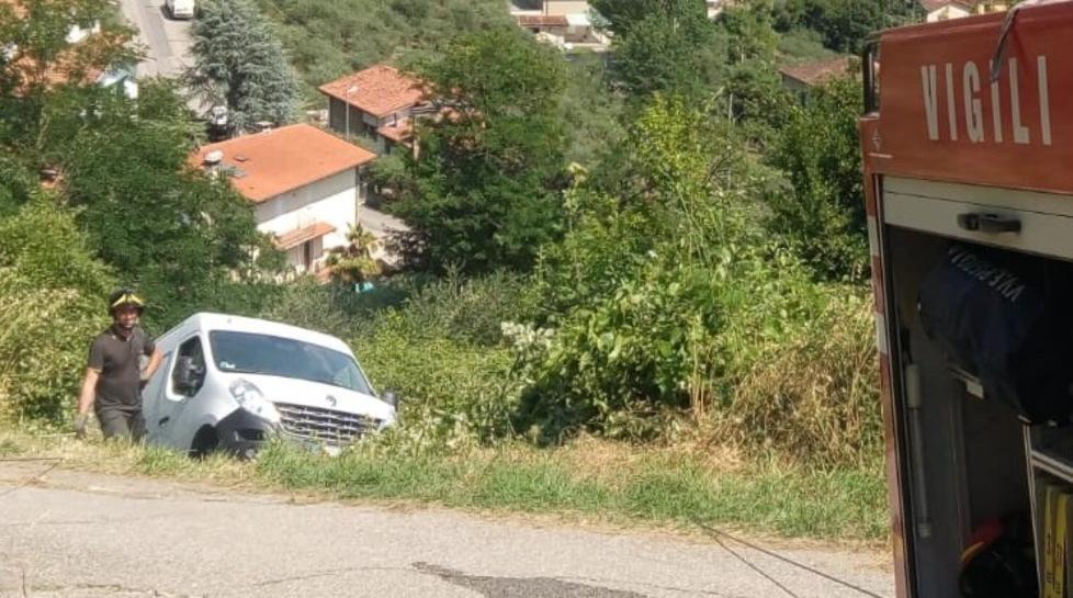 Camioncino carico di solventi va fuori strada sulla Valchiusa
