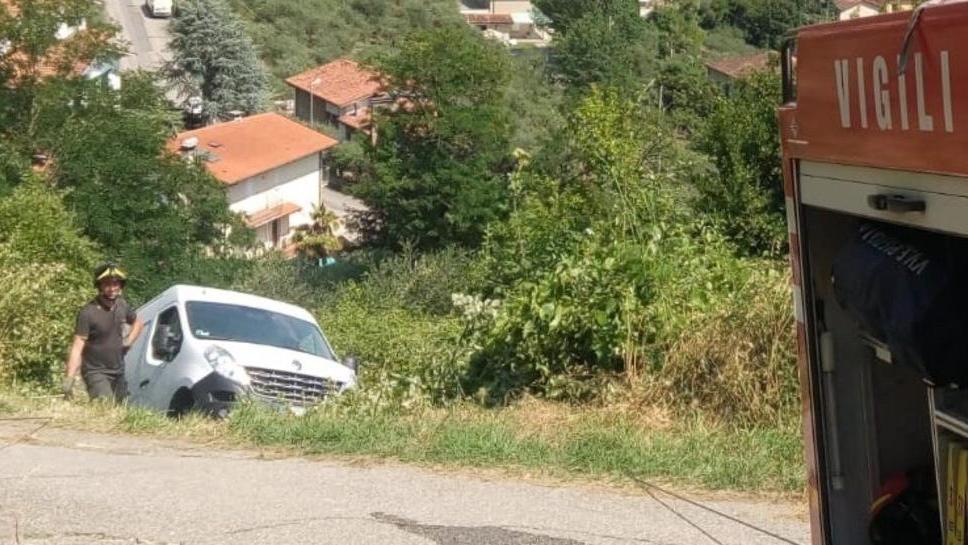 Camioncino carico di solventi va fuori strada sulla Valchiusa