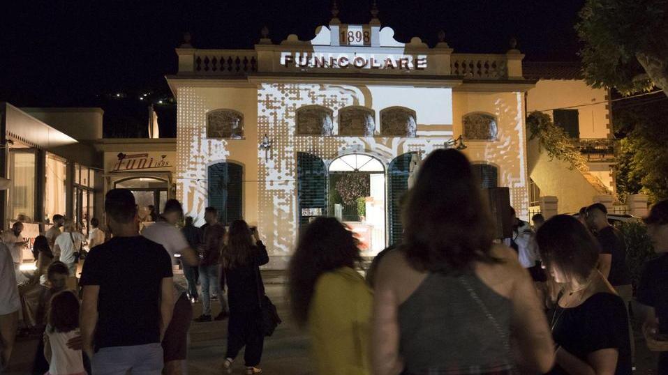 Turisti incantati dai giochi in 3d sulla storica Funicolare