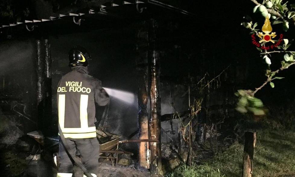 Rimessa agricola a fuoco nella notte 