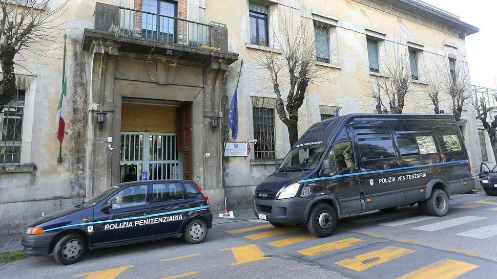 Detenuta scaglia il telefonino contro un ispettore