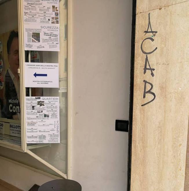 Atti vandalici al comitato di Conti