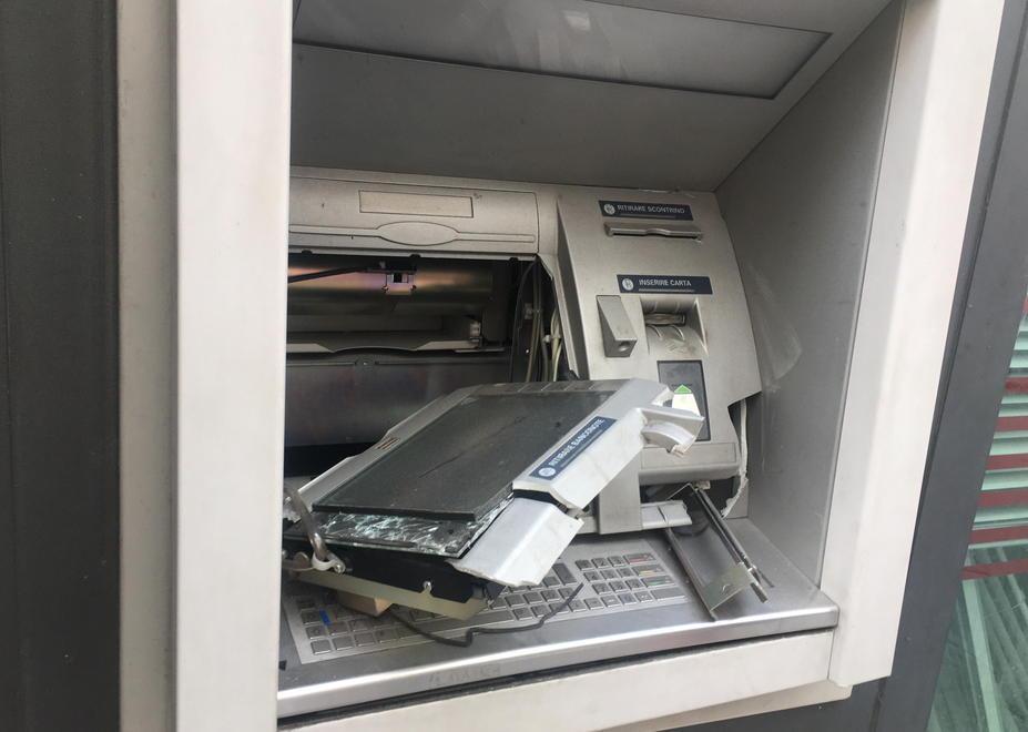 In tre fanno saltare lo sportello Bancomat 