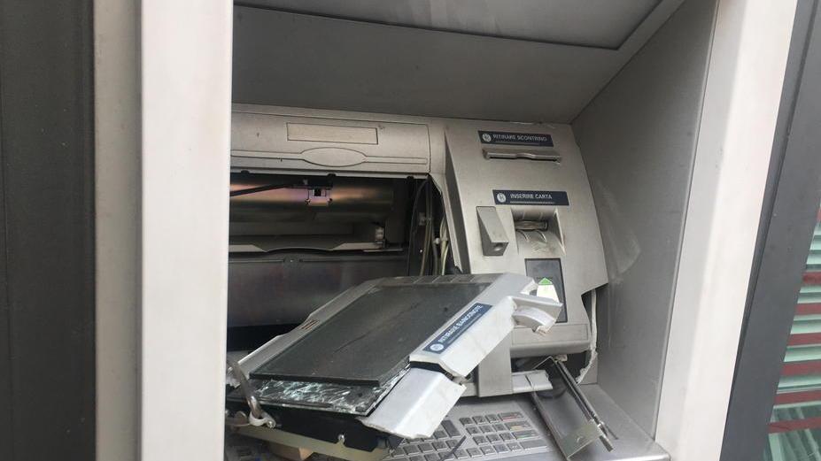 In tre fanno saltare lo sportello Bancomat