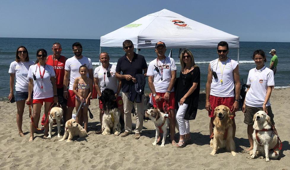 Arrivano i cani bagnini sulla spiaggia libera 