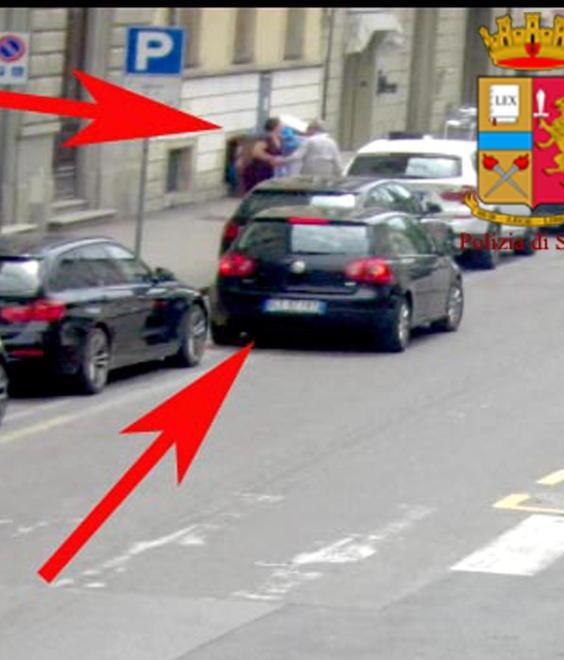 Lo abbraccia per rubargli il Rolex, arrestata 