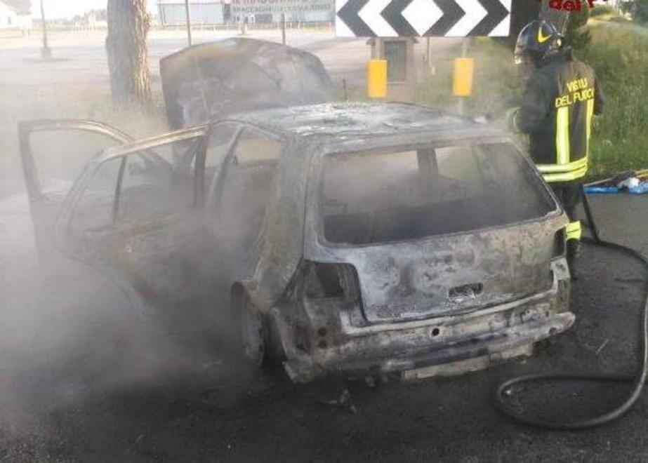 Auto in fiamme, conducente illeso