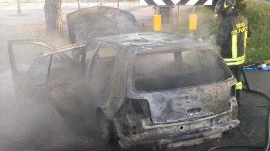 Auto in fiamme, conducente illeso