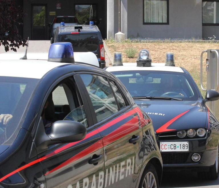 Pesta la moglie in piazza e l’abbandona sanguinante 