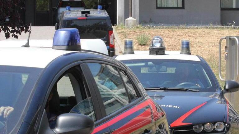 Pesta la moglie in piazza e l’abbandona sanguinante