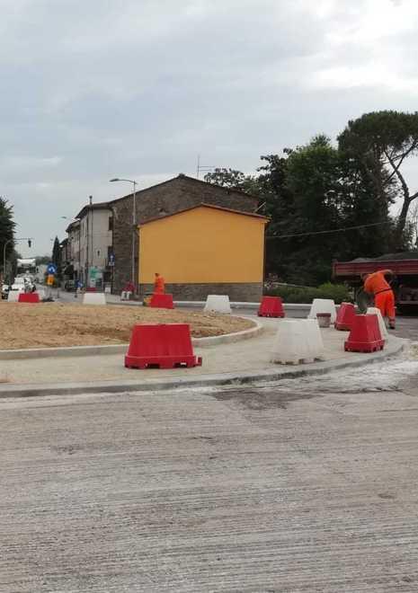 Rotatoria di Zone Lavori in dirittura sulla Pesciatina 