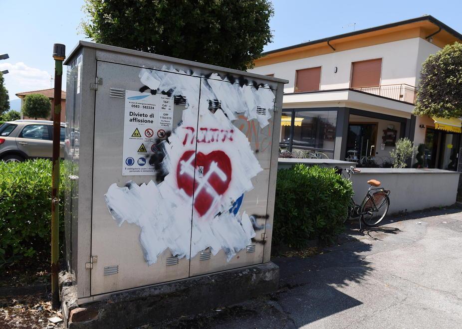 Le svastiche coprono il cuore 