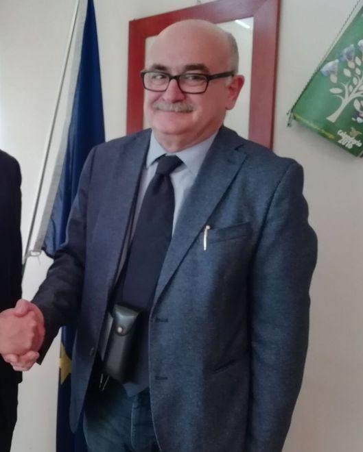 Un segretario per due ma con stipendio super