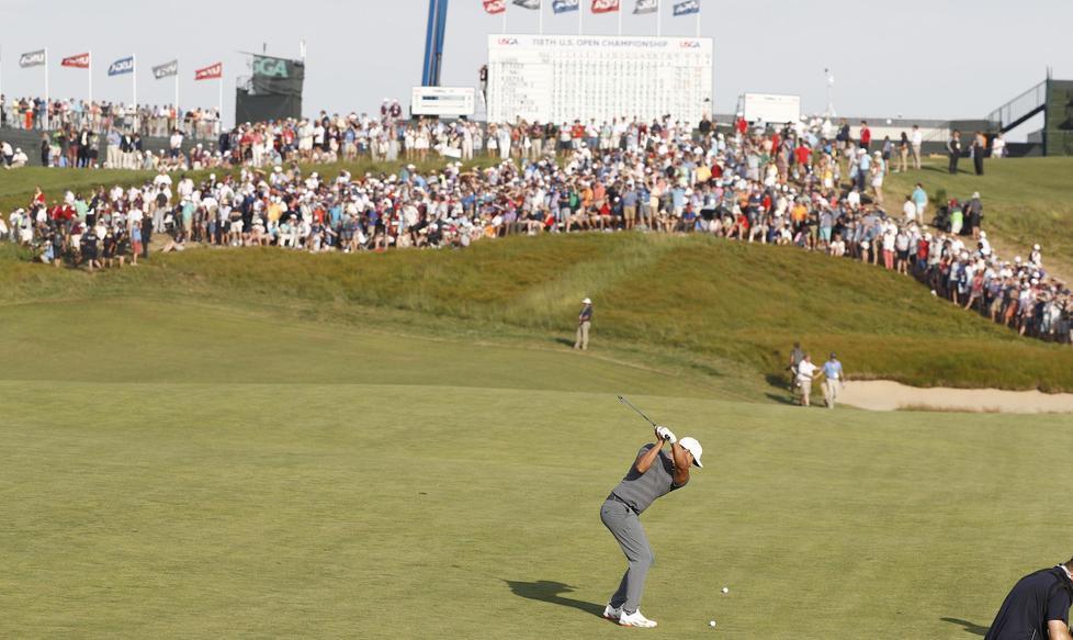 Golf, Koepka con un miracolo vince gli Us Open