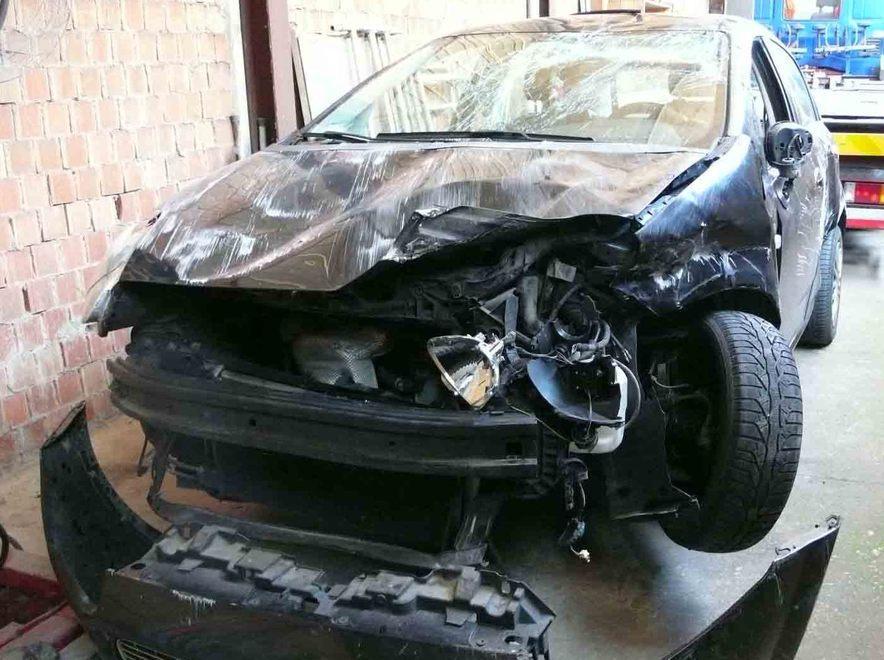 Schianto alla rotonda Una 20enne all’ospedale 