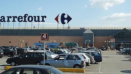 Lasciano una borsa con 30mila euro nei bagni del centro commerciale