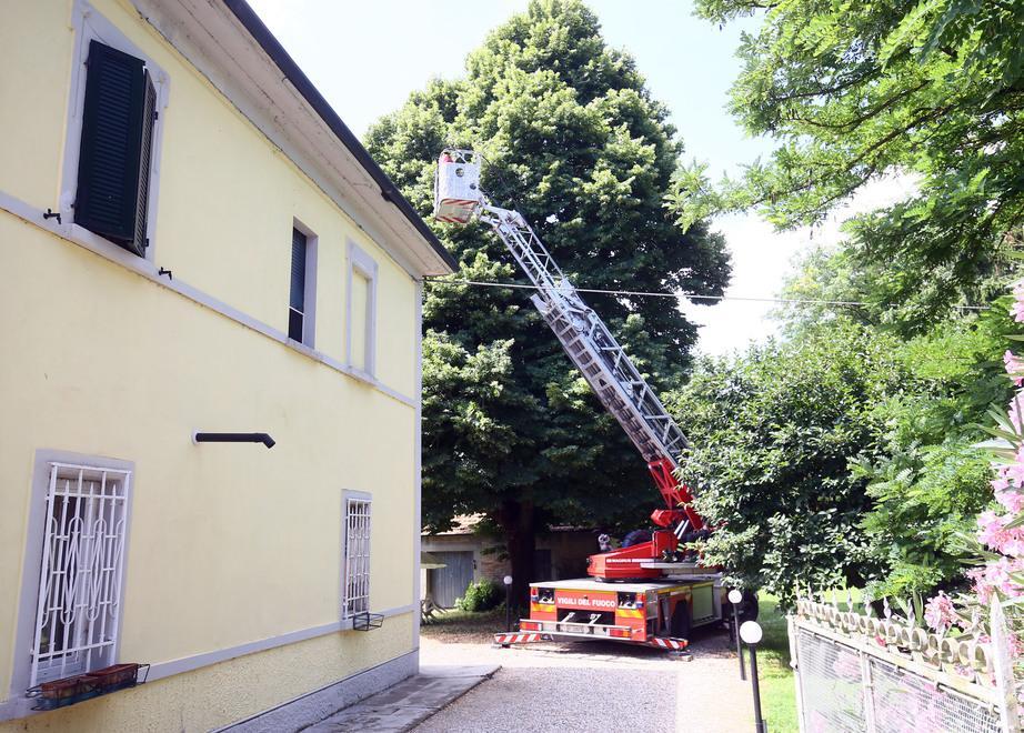 Calano il paziente dall’alto per portarlo in ospedale 