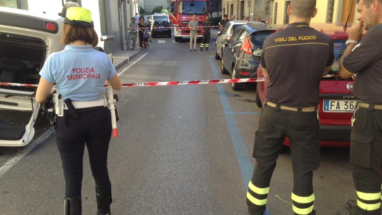 La Panda ribaltata in via Frascati chiusa dalla Polizia municipale (foto Batavia)