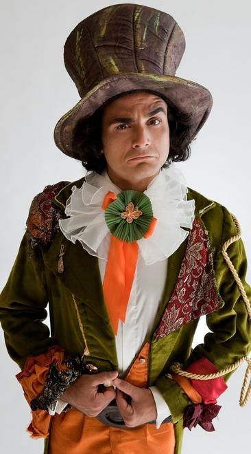 Baz accompagna Alice fra le meraviglie di un paese fiabesco 