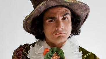 Baz accompagna Alice fra le meraviglie di un paese fiabesco