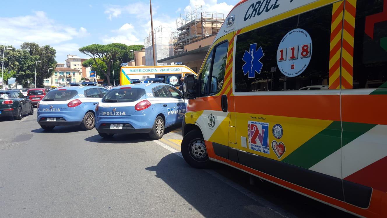 Ambulanze e volanti della polizia di fronte alla stazione subito dopo l'aggressione (foto Ciurca)