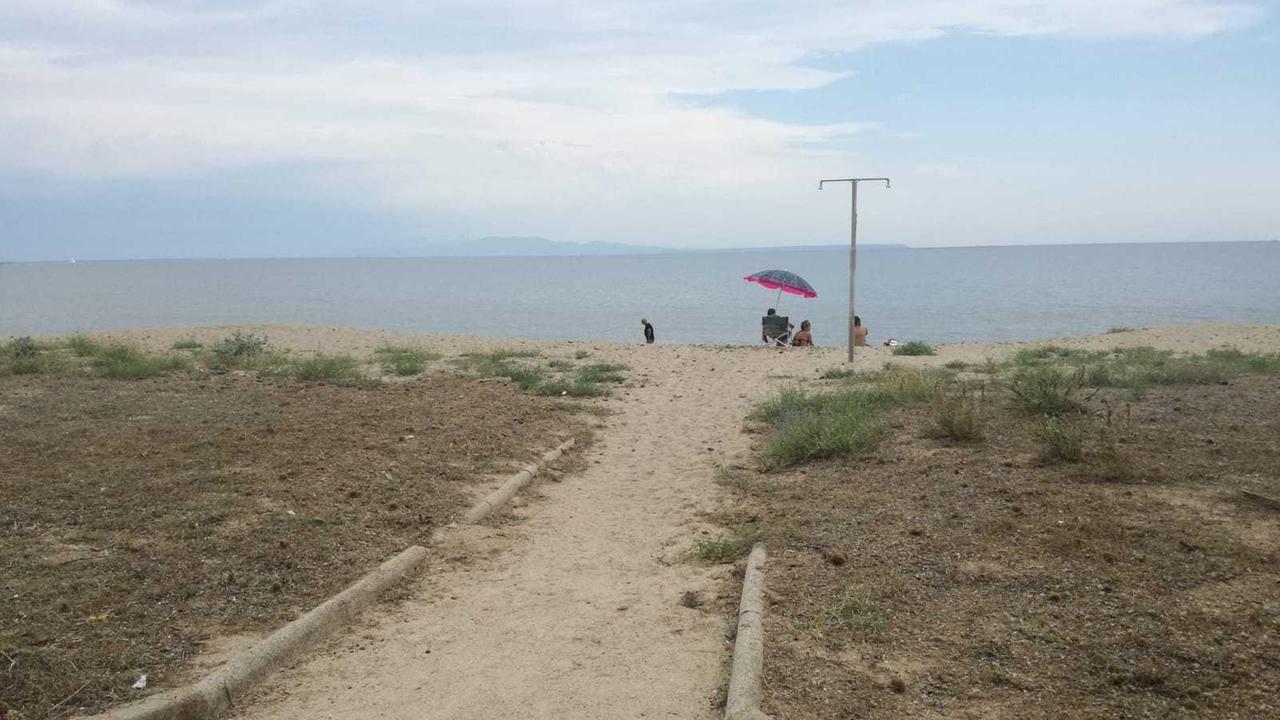Uno dei vialetti di accesso alla spiaggia: mancano le passerelle