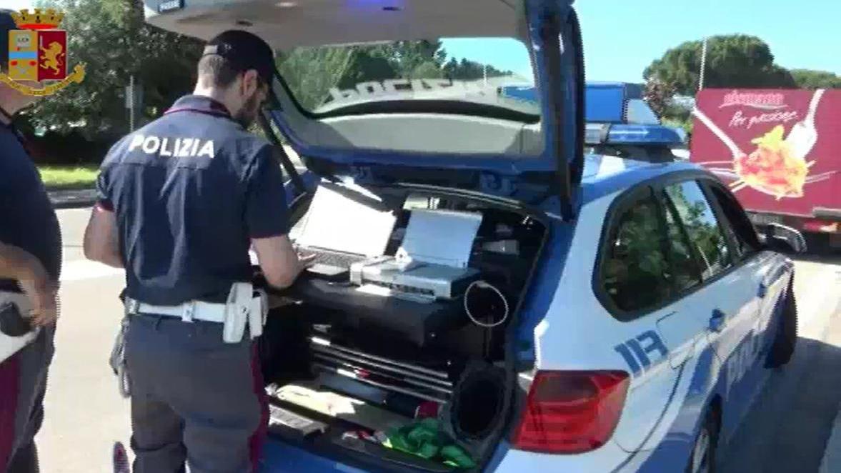 Poliziotti controllano un furgone al Macrolotto