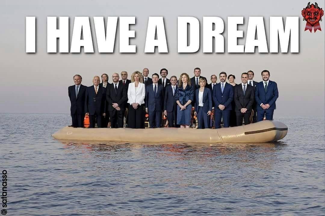 Migranti, prete di Pistoia posta su Facebook la foto del governo su un gommone 