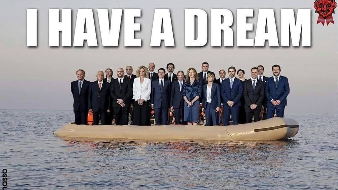 Migranti, prete di Pistoia posta su Facebook la foto del governo su un gommone