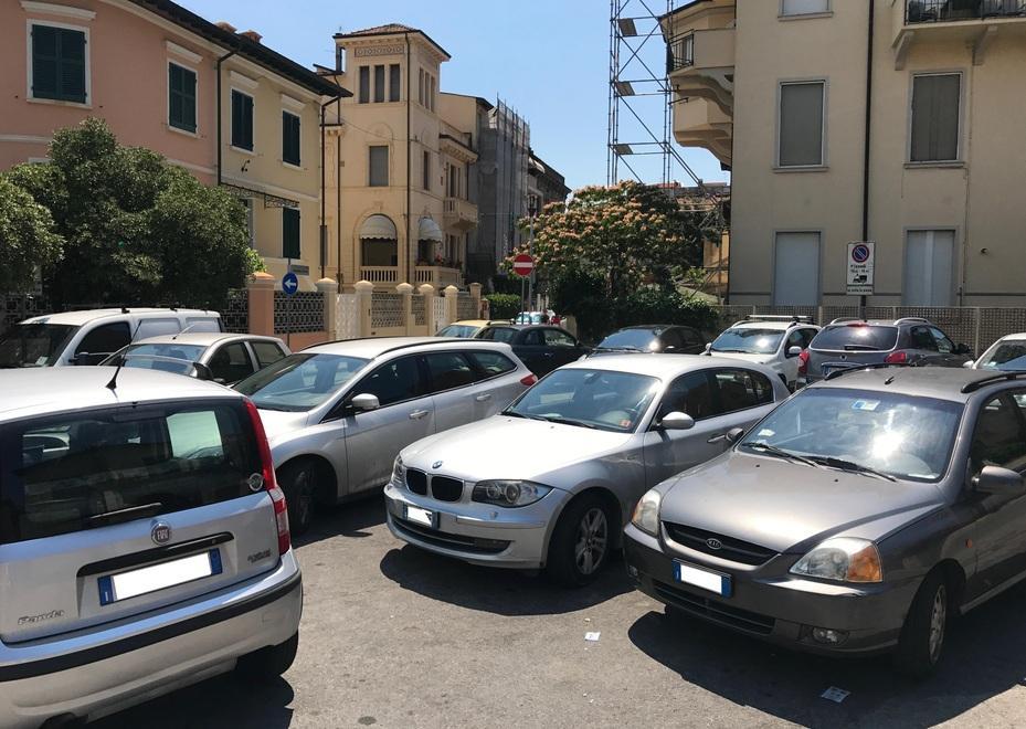 Parcheggio selvaggio arriva lo stop a Città Giardino 