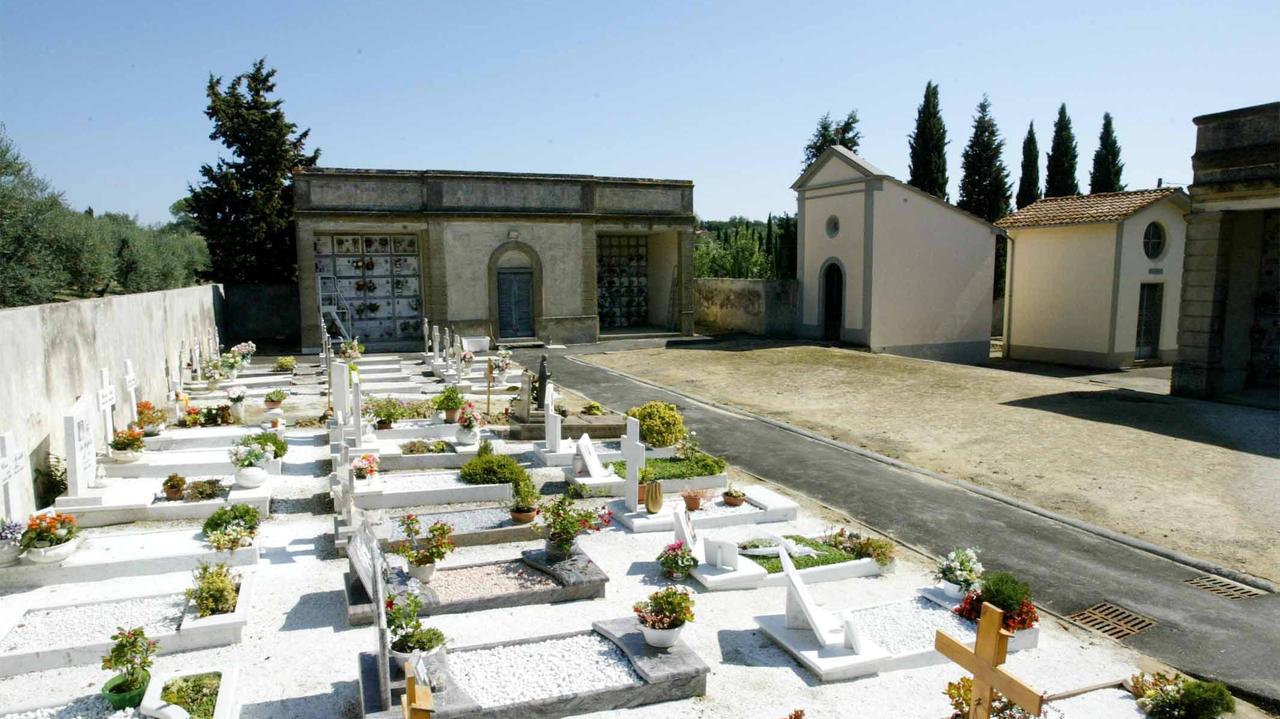 Rubano i vasi di rame al cimitero di Gavena