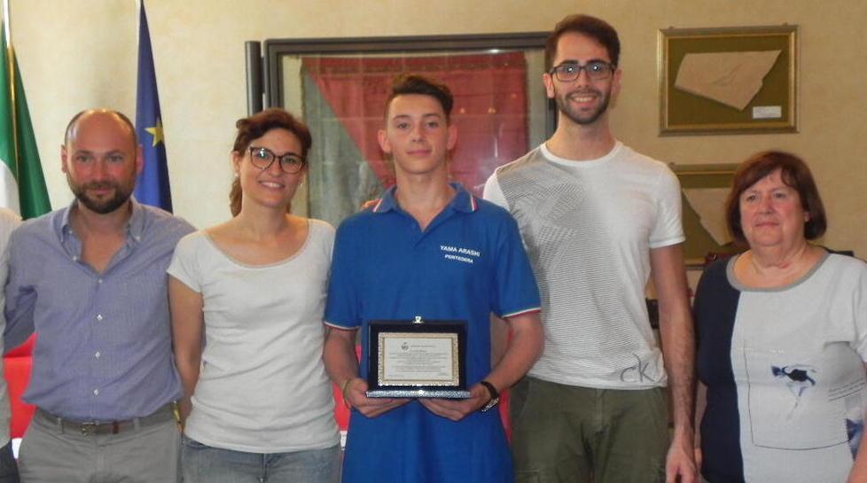 Premiato in Comune il karateca Biasci