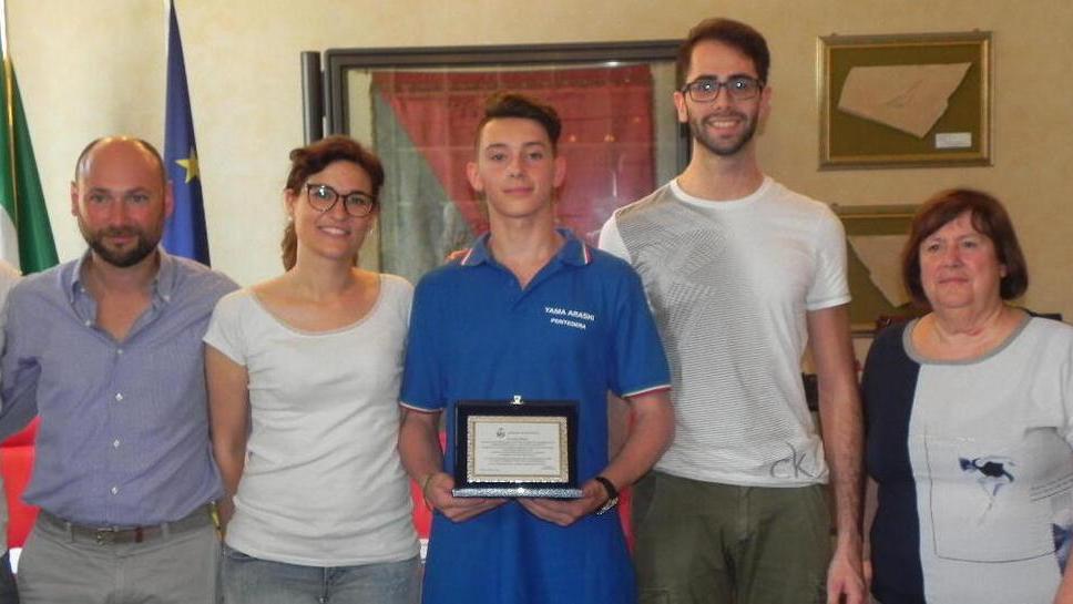 Premiato in Comune il karateca Biasci