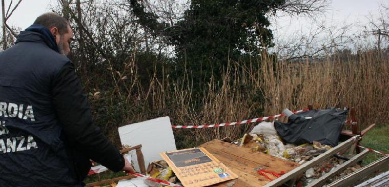 Gestore balneare denunciato: scaricava rifiuti lungo la strada 