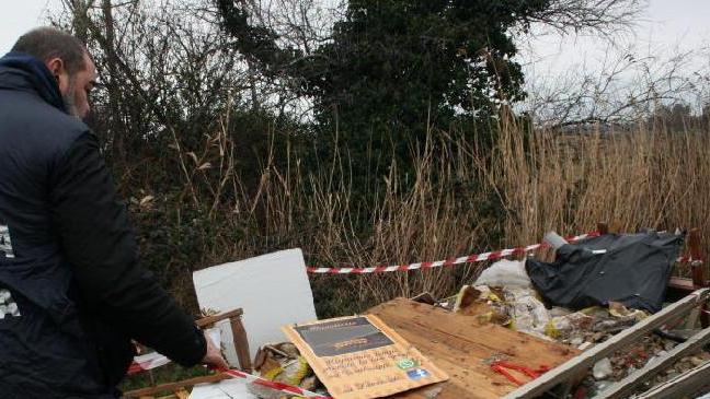 Gestore balneare denunciato: scaricava rifiuti lungo la strada