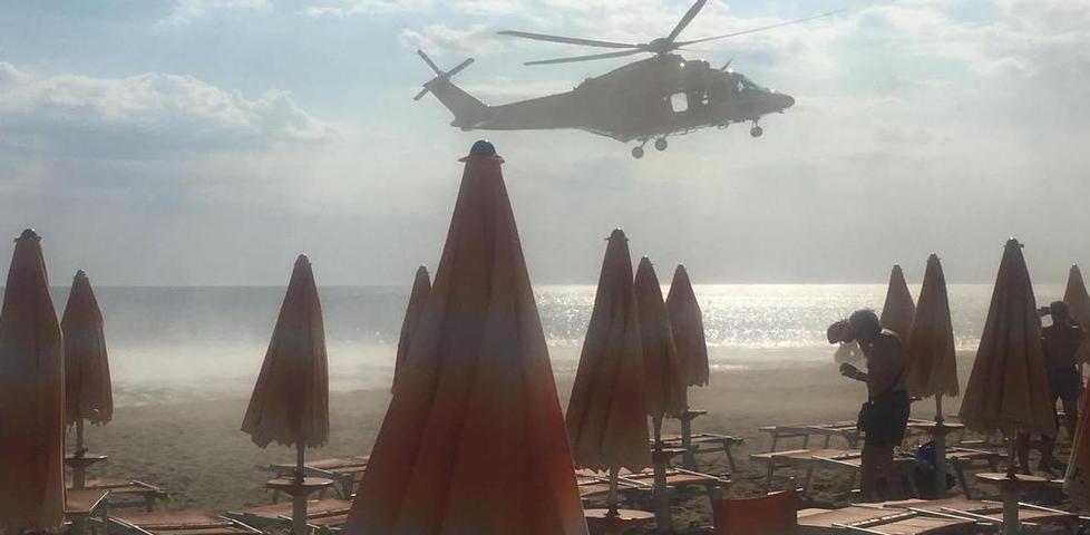 Si sente male sulla spiaggia e muore poco dopo 