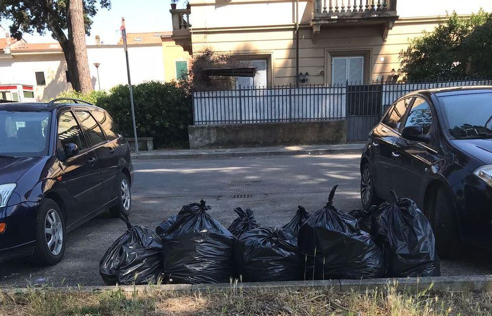 Rifiuti abbandonati in via Virgilio