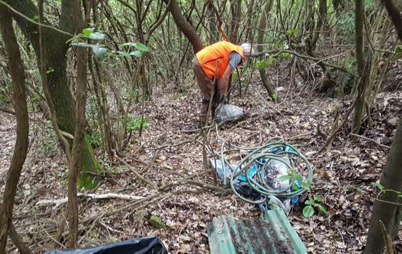 Cacciatori ecologisti raccolgono rifiuti su 10 km di strade