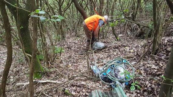 Cacciatori ecologisti raccolgono rifiuti su 10 km di strade