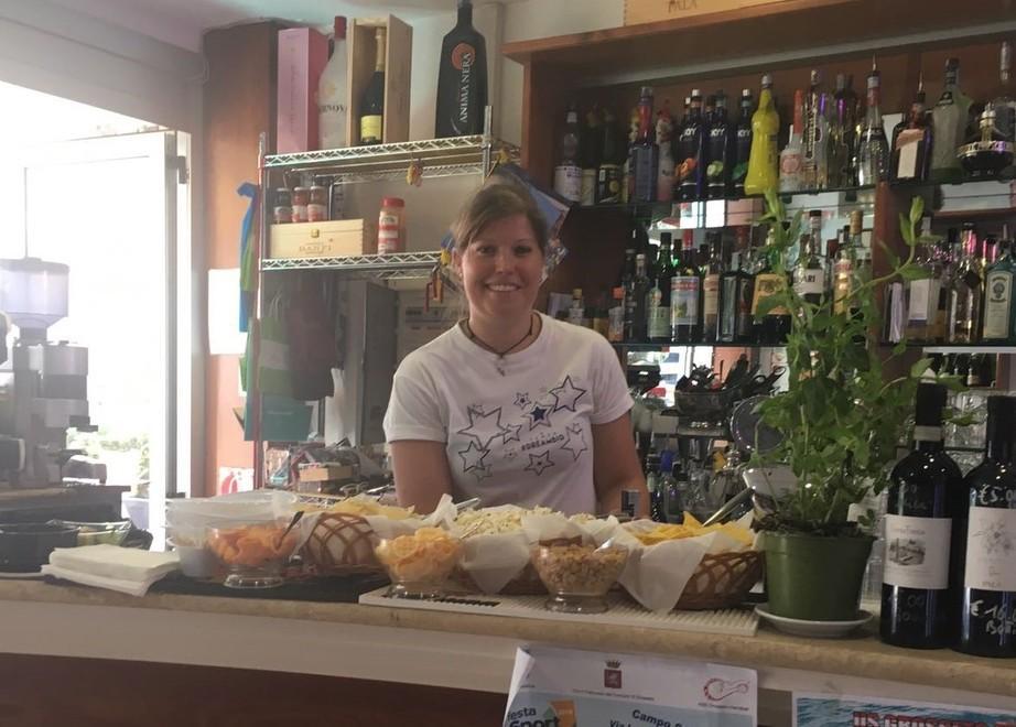 Il sorriso di Linda E al Caffè Barracuda l’apericena è festa 