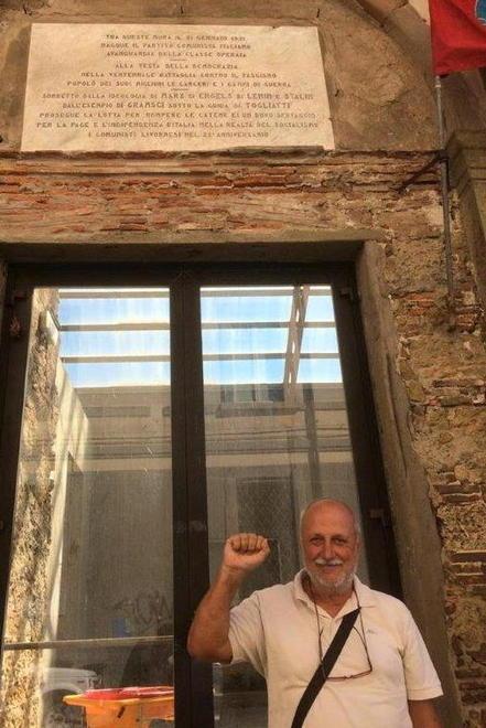 La città piange Mario Bandiera rossa e cuore col Grifone 