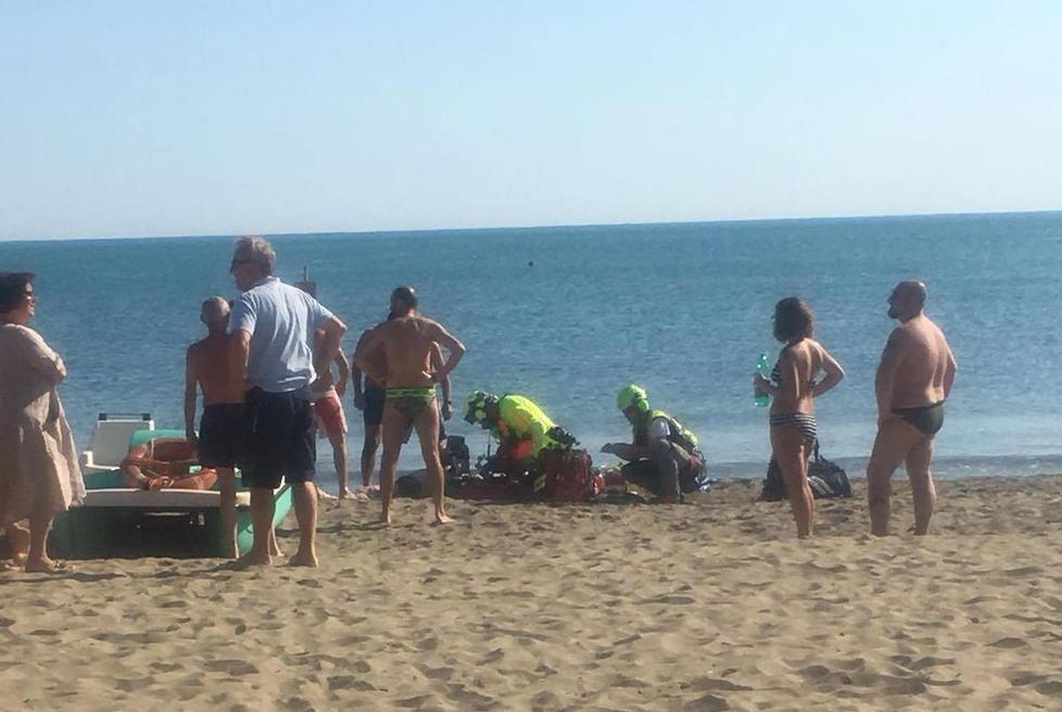 Malore in acqua Muore a 74 anni a due passi dalla riva 