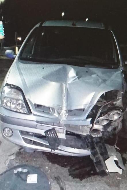 Ubriaco, abbatte la segnaletica: auto confiscata, via la patente