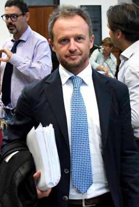 Fa il “rigatino”, ma lascia il passaporto alla reception